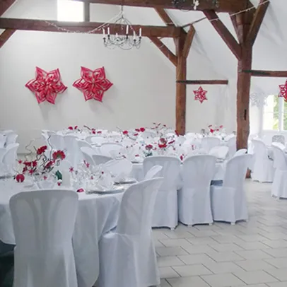 Salle de réception décorée avec des tables et chaises blanches, et des décorations rouges à Autrèche près de Tours et d'Amboise en Indre-et-Loire 37