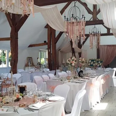 Salle de réception rustique décorée pour un mariage, tons pêche et blanc à Autrèche près de Tours et d'Amboise en Indre-et-Loire 37