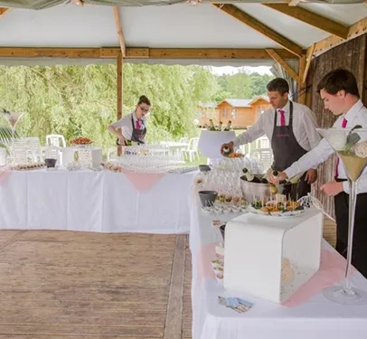 Trois serveurs préparent un bar à champagne et amuse-bouches en extérieur à Autrèche près de Tours et d'Amboise en Indre-et-Loire 37