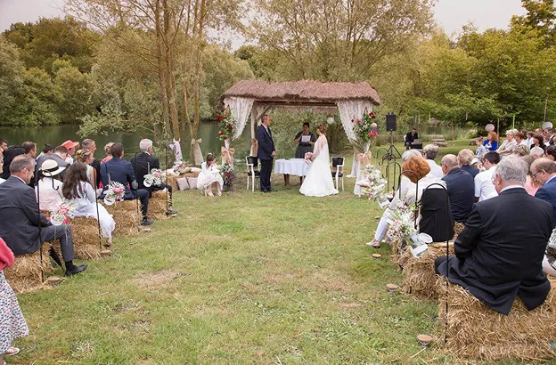 Mariage en plein air au bord d'un lac, invités assis sur des bottes de foin à Autrèche près de Tours et d'Amboise en Indre-et-Loire 37