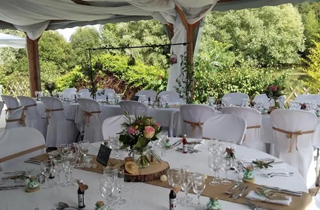 Table de réception de mariage décorée à l'extérieur avec des chaises et de la verdure à Autrèche près de Tours et d'Amboise en Indre-et-Loire 37