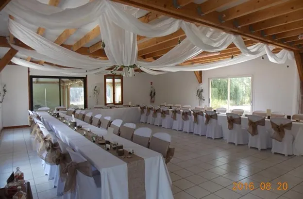 Salle de mariage décorée avec des tables en U, chaises blanches et draperies au plafond à Autrèche près de Tours et d'Amboise en Indre-et-Loire 37