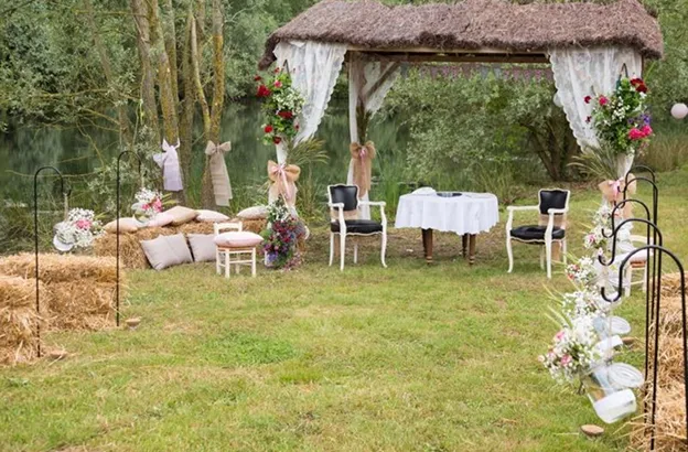 Ambiance champêtre pour un événement au bord de l'eau avec bottes de foin, fleurs et mobilier élégant à Autrèche près de Tours et d'Amboise en Indre-et-Loire 37