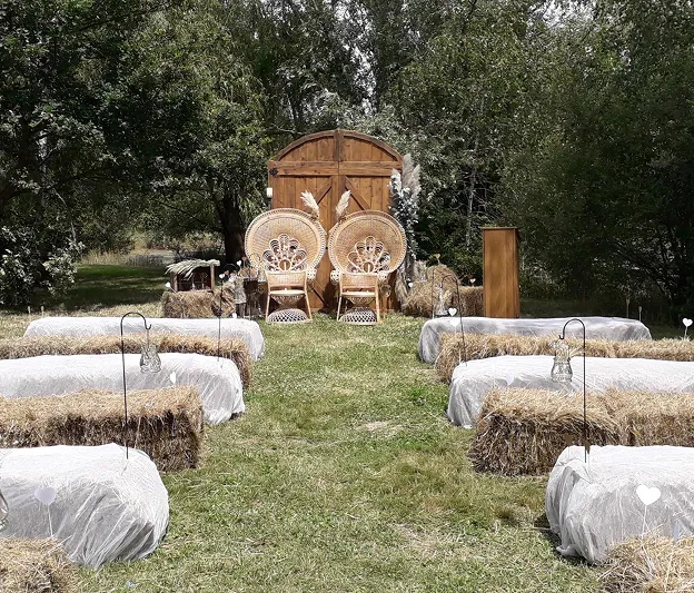 Cérémonie de mariage en plein air rustique avec des bottes de foin et des chaises en rotin à Autrèche près de Tours et d'Amboise en Indre-et-Loire 37