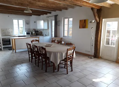 Grande cuisine ouverte avec poutres apparentes, table à manger, et carrelage clair à Autrèche près de Tours et d'Ambois en Indre-et-Loire 37