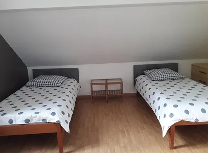 Chambre mansardée avec deux lits simples et des draps à pois à Autrèche près de Tours et d'Ambois en Indre-et-Loire 37