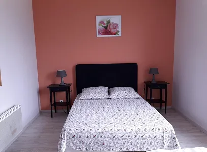 Chambre avec lit double, deux tables de chevet, lampes et tableau floral à Autrèche près de Tours et d'Ambois en Indre-et-Loire 37