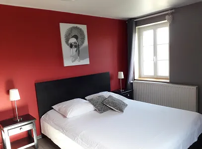 Chambre d'hôtel avec mur rouge, lit double noir et blanc, et fenêtre à Autrèche près de Tours et d'Ambois en Indre-et-Loire 37
